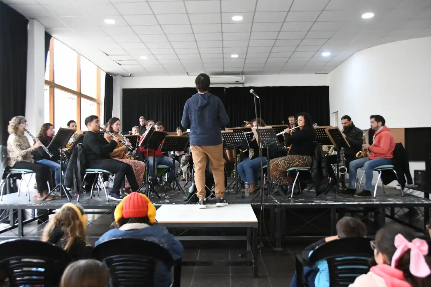La Banda Sinfónica Municipal acercó la música a los estudiantes