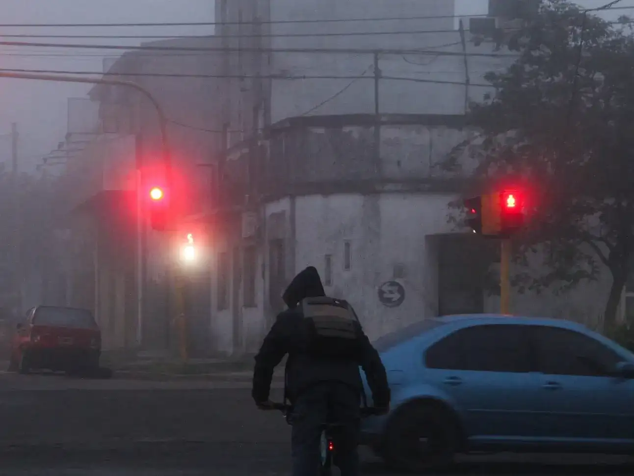 Rige un alerta violeta en la ciudad por la presencia de bancos de niebla, cielo totalmente cubierto y 100% de humedad