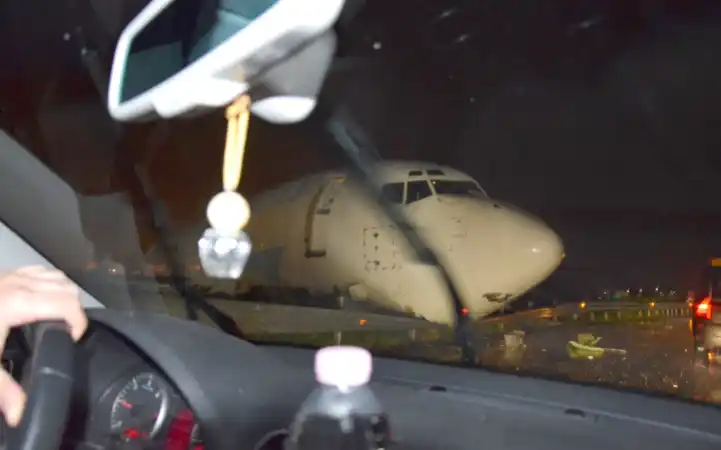 Un avión de carga se despistó y terminó en plena ruta