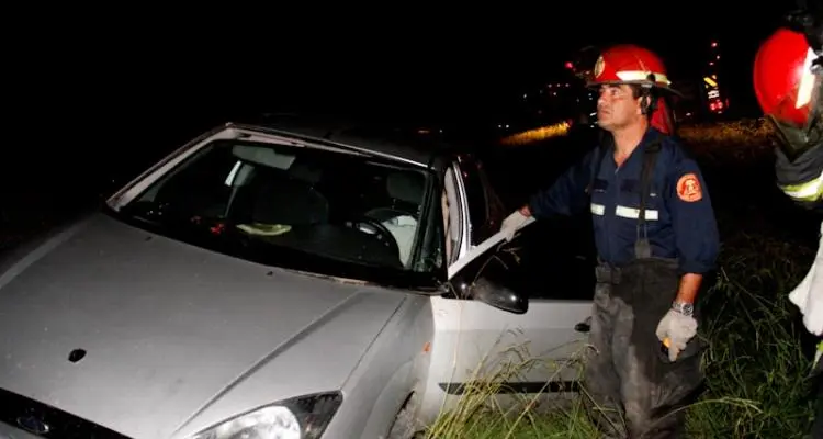 Bomberos asistió a un auto despistado en la Ruta 9