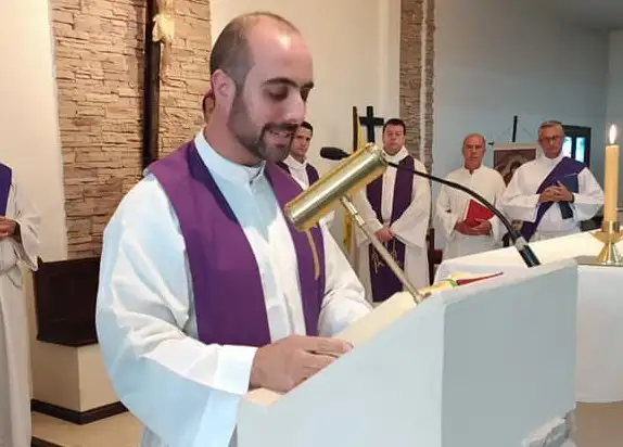 Según el párroco Mennilli los jóvenes se acercan a la Iglesia sin prejuicios.