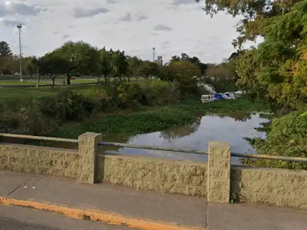 Investigan una mancha blanca en el arroyo Ludueña y analizan una posible contaminación