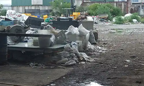 Encontraron el cadáver de una mujer en un volquete