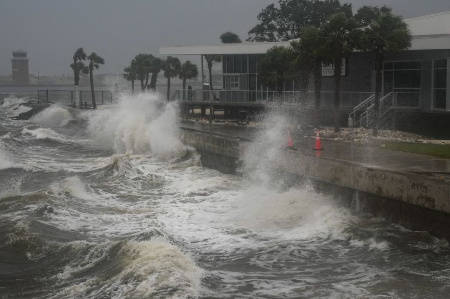 El Huracán Milton tocó tierra y provocó marejadas, lluvias e inundaciones en la costa de Florida