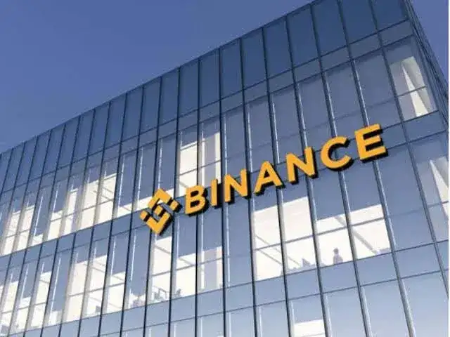 De acuerdo con la investigación preliminar comunicada por Binance, el incidente podría haberse iniciado con la vulneración de la computadora portátil de un ingeniero del área de Desarrollo y Operaciones.