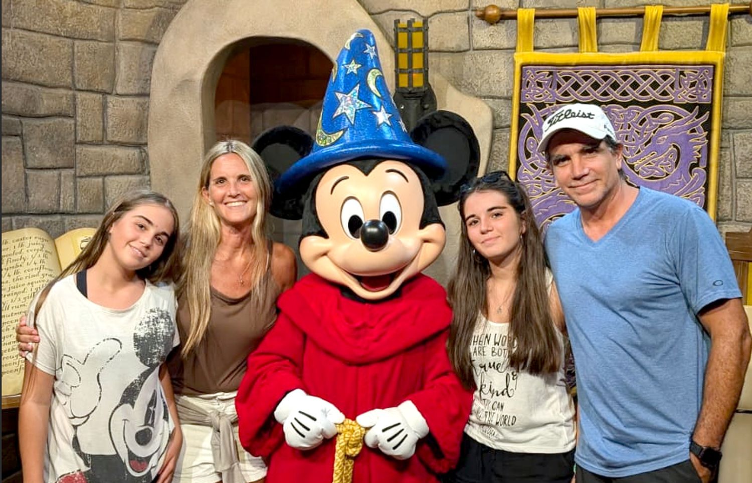 Familia a pleno. Mariana García Duffy, su marido Diego Nista y sus dos hijas Milagros y Sofía con Mickey, en uno de los parques temáticos
