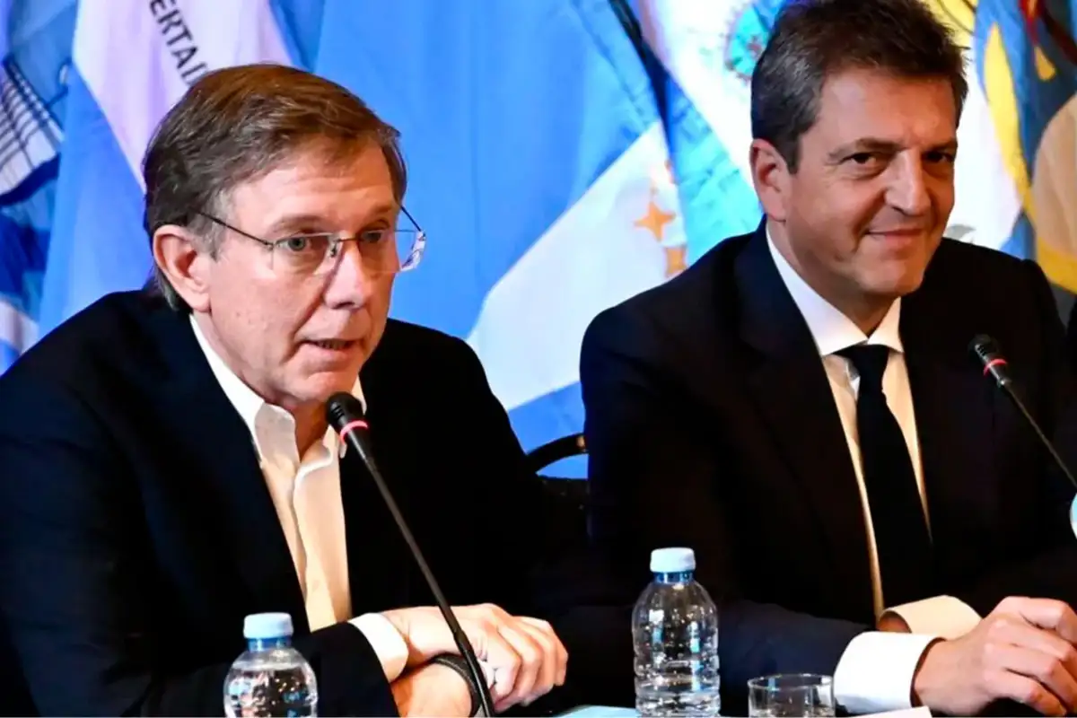 El secretario de agricultura, Juan José Bahillo y Sergio Massa