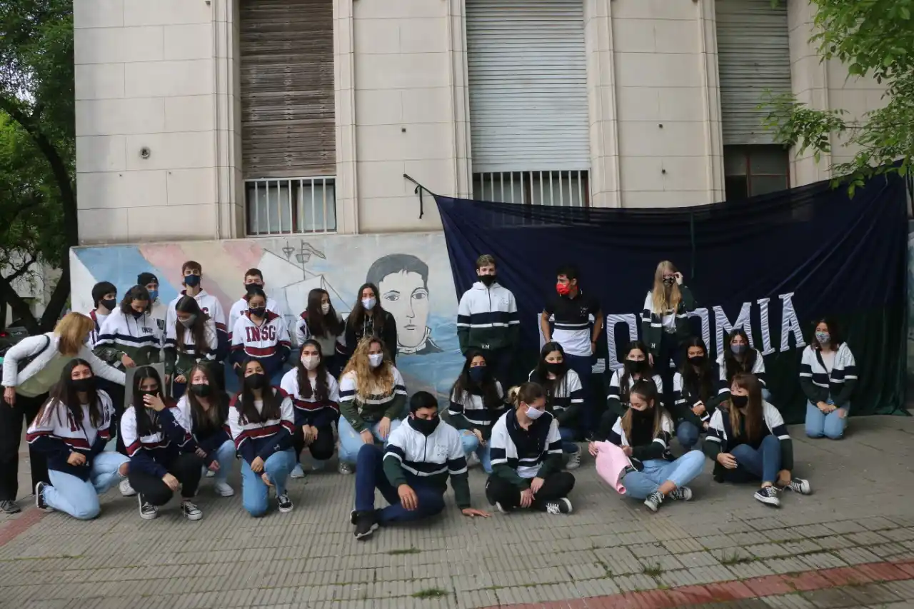 Alumnos del último año del secundario se manifestaron frente a la Departamental
