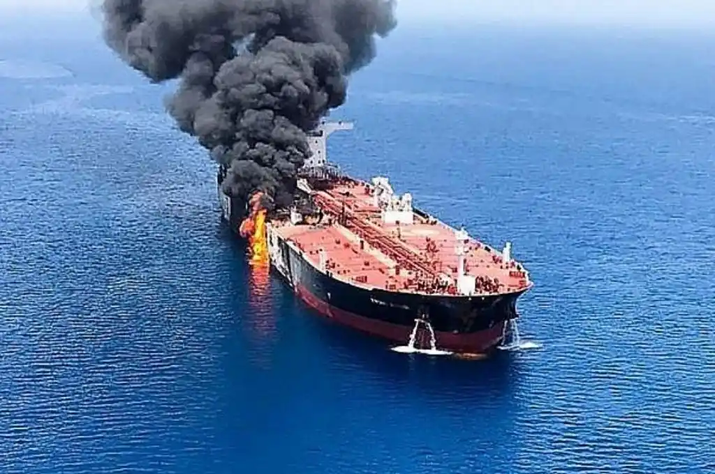 Explosión sacude un buque israelí en Medio Oriente