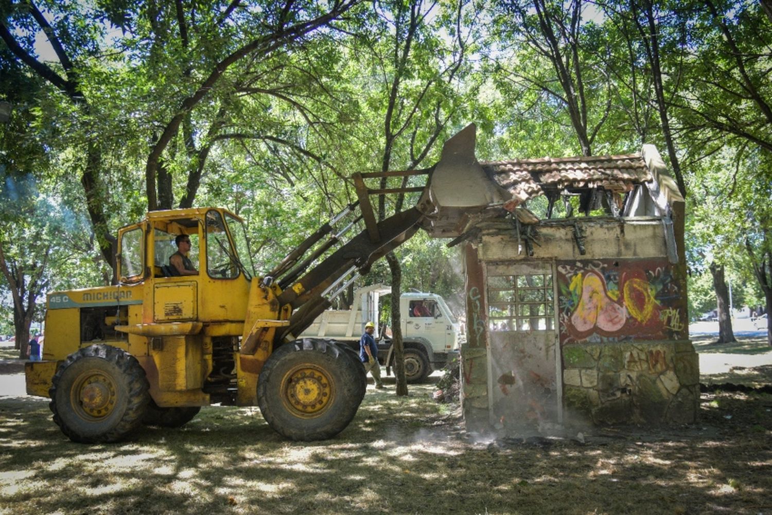 El Municipio derribó una estructura abandonada que representaba un punto de inseguridad