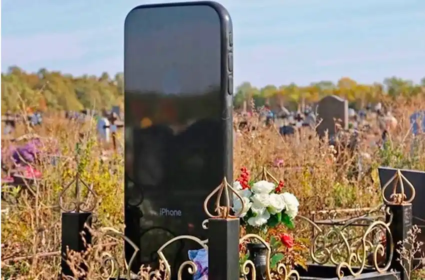 La insólita lápida en forma de iPhone gigante que un padre le dedicó a su hija muerta que vivía «pegada» al teléfono