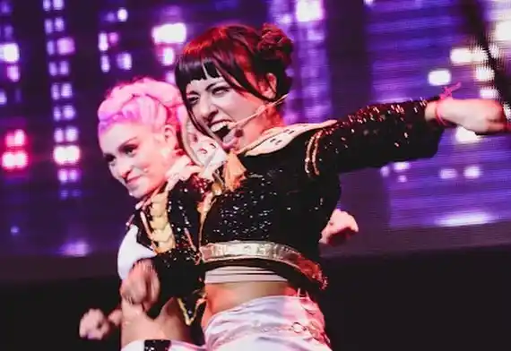 La sala ofrecerá funciones diarias de dos propuestas que combinan música, baile, humor y aventura: "Superhéroes enredados" y "Cazadoras doradas".