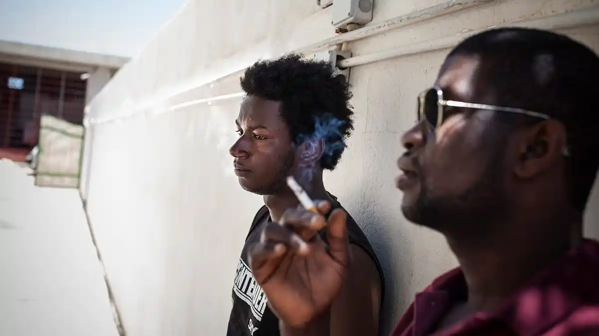 ¡NO ES ACÁ, PERO PARECE!: desilusionados con la política, jóvenes tunecinos quieren abandonar el país en masa