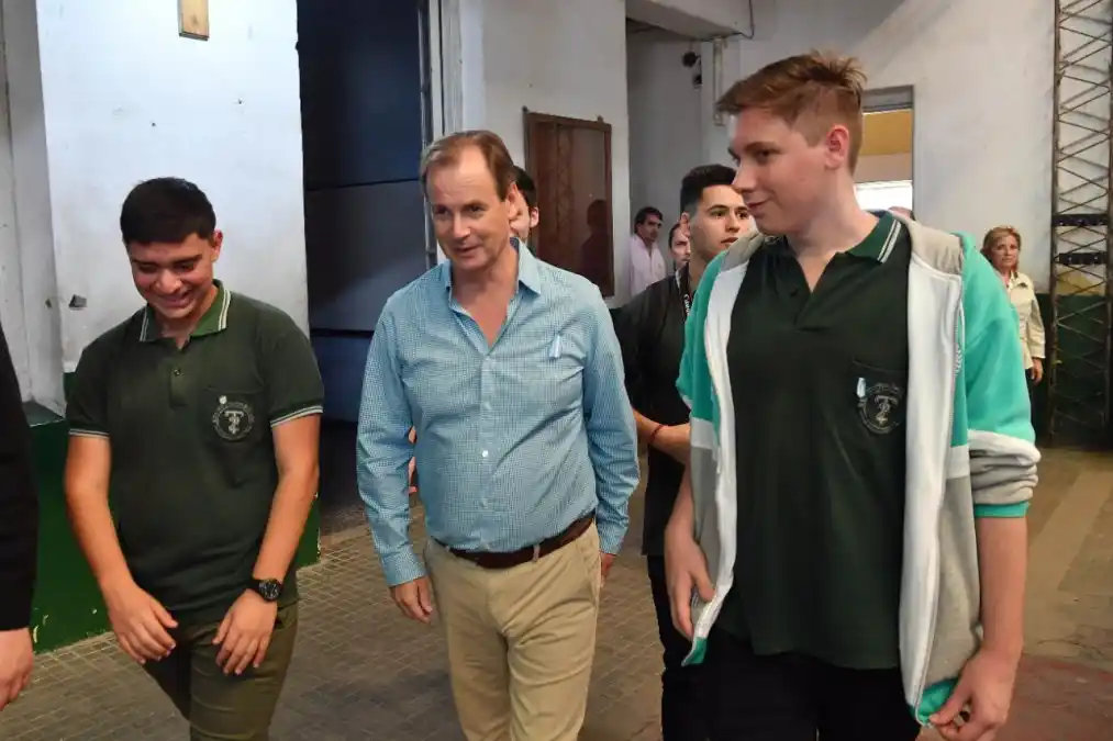 Foto de Archivo: En 2019, el gobernador Bordet recorrió el edificio y se comprometió a satisfacer la demanda de la comunidad educativa.