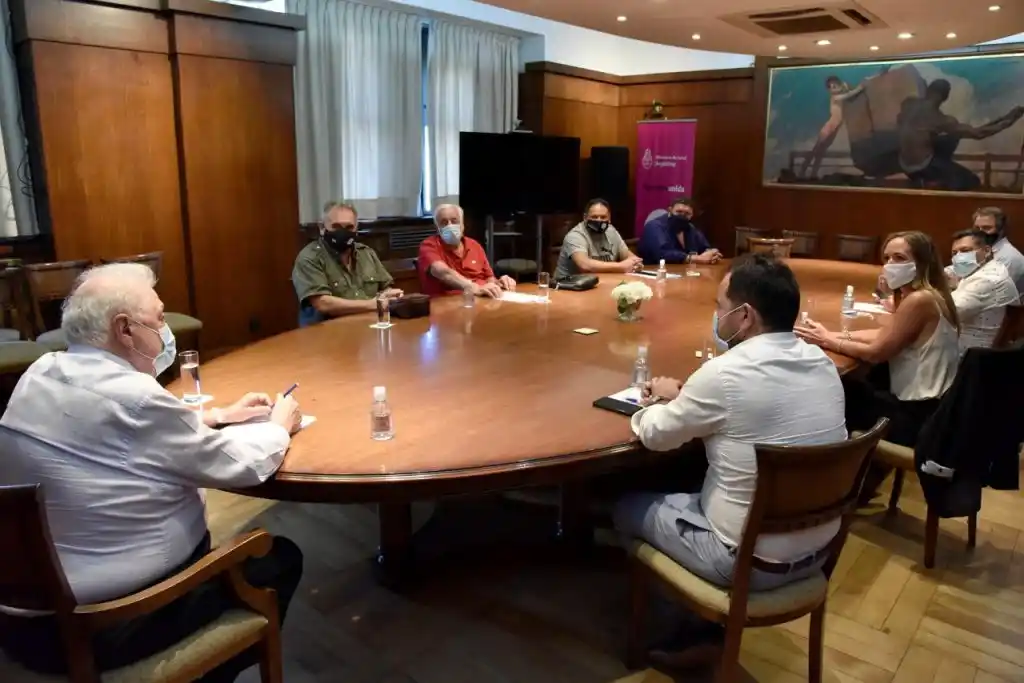 El Gobierno planea la entrega de vacunas a gremios de esenciales