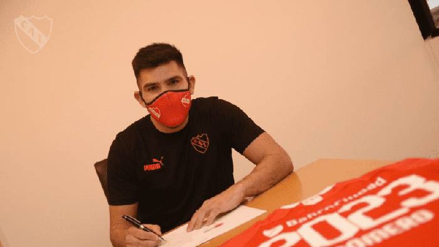 Silvio Romero firmó su nuevo contrato con Independiente