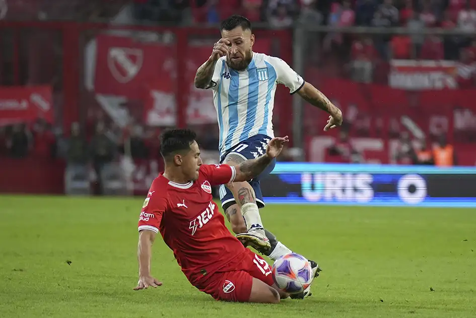 Luciano Gómez y Jonathan Gómez, con todo por la pelota.