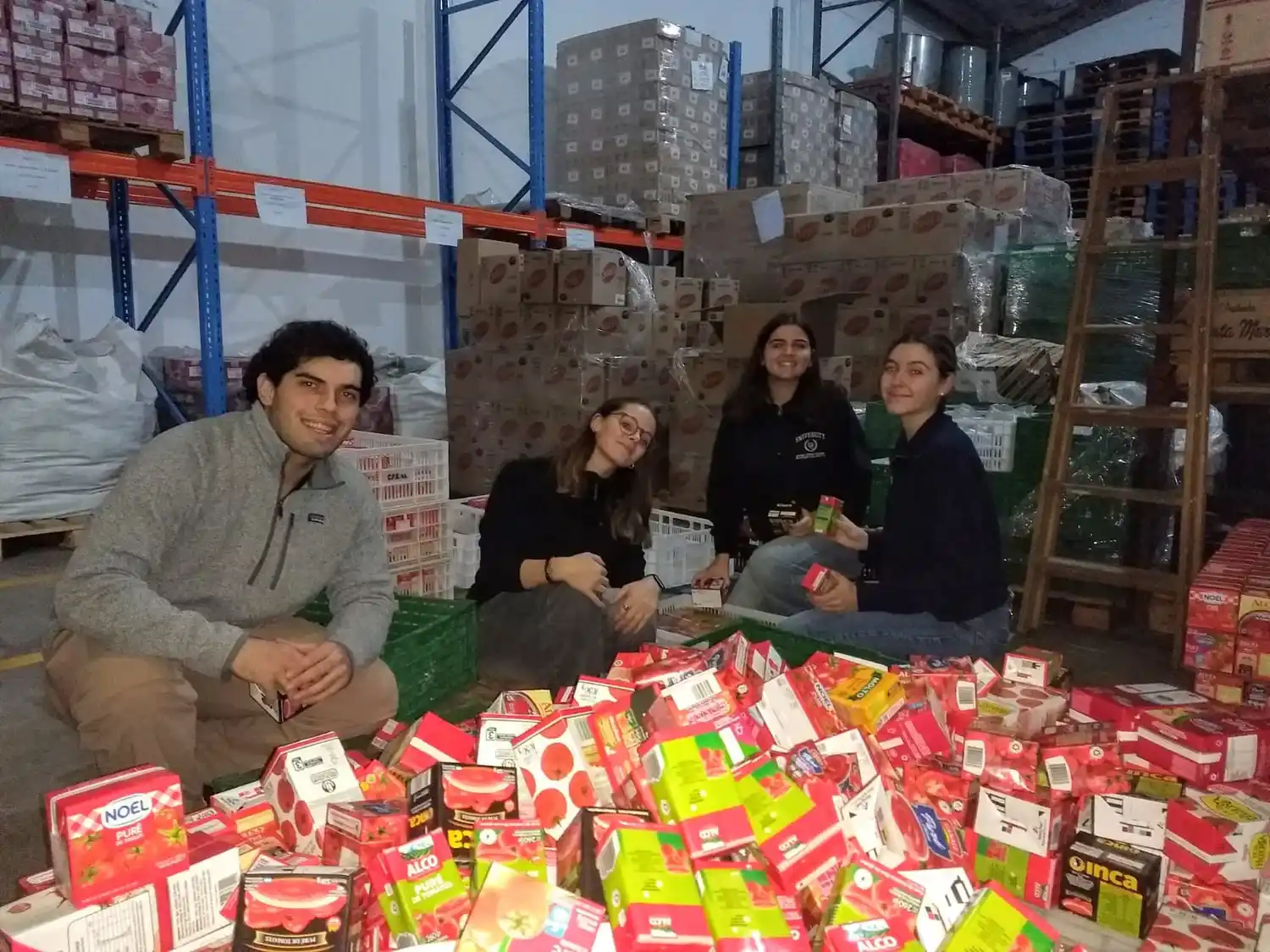 Voluntarios del Banco de Alimentos Tandil junto a las donaciones adquiridas hasta el momento.