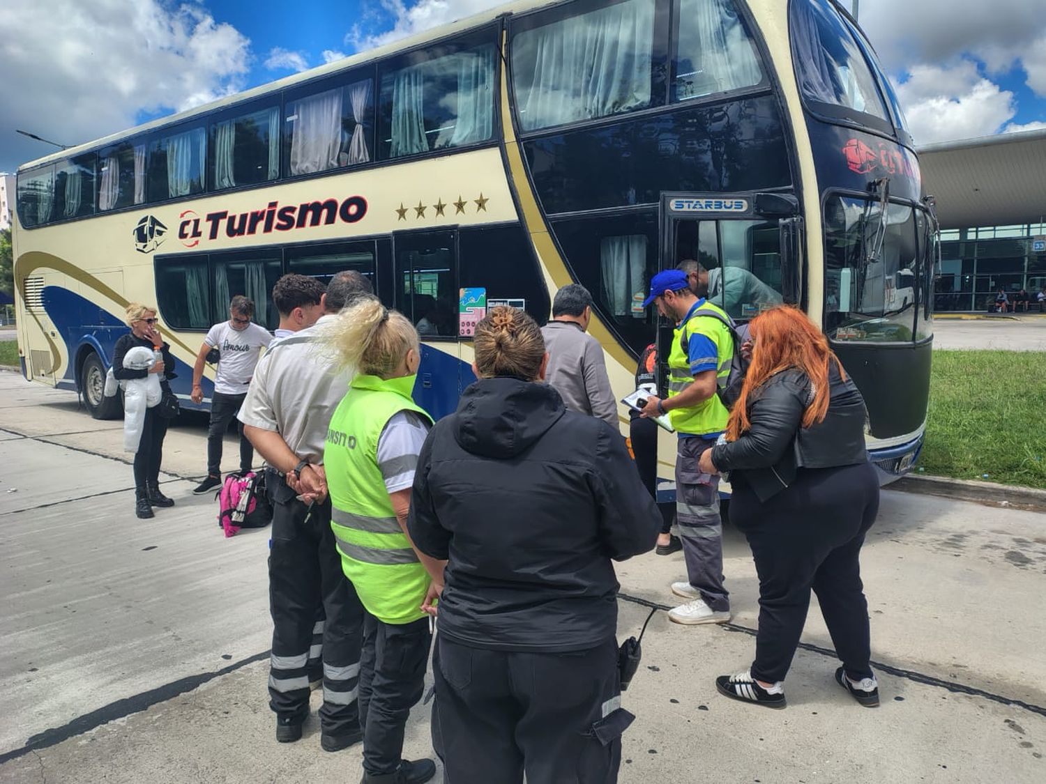 En Mar del Plata, interceptaron a un micro que iba a transportar a 56 pasajeros sin seguro ni habilitación