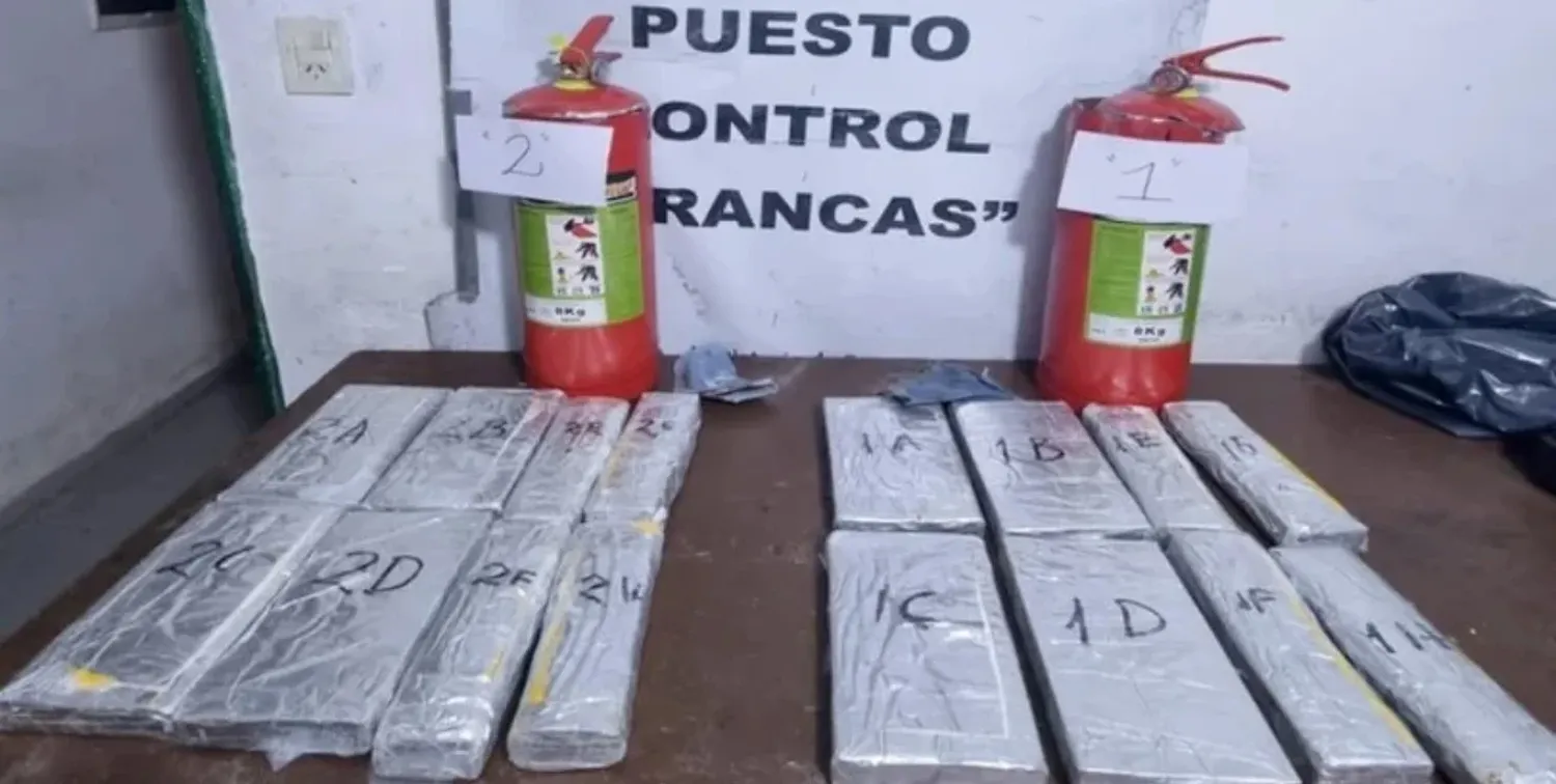 Gendarmería halló más de 12 kilos de cocaína camuflada en matafuegos de un micro