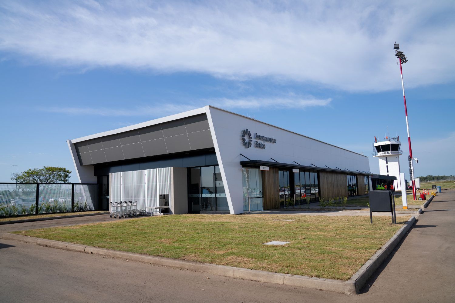 Inauguraron el renovado aeropuerto de Salto, Uruguay: detalle de las obras realizadas