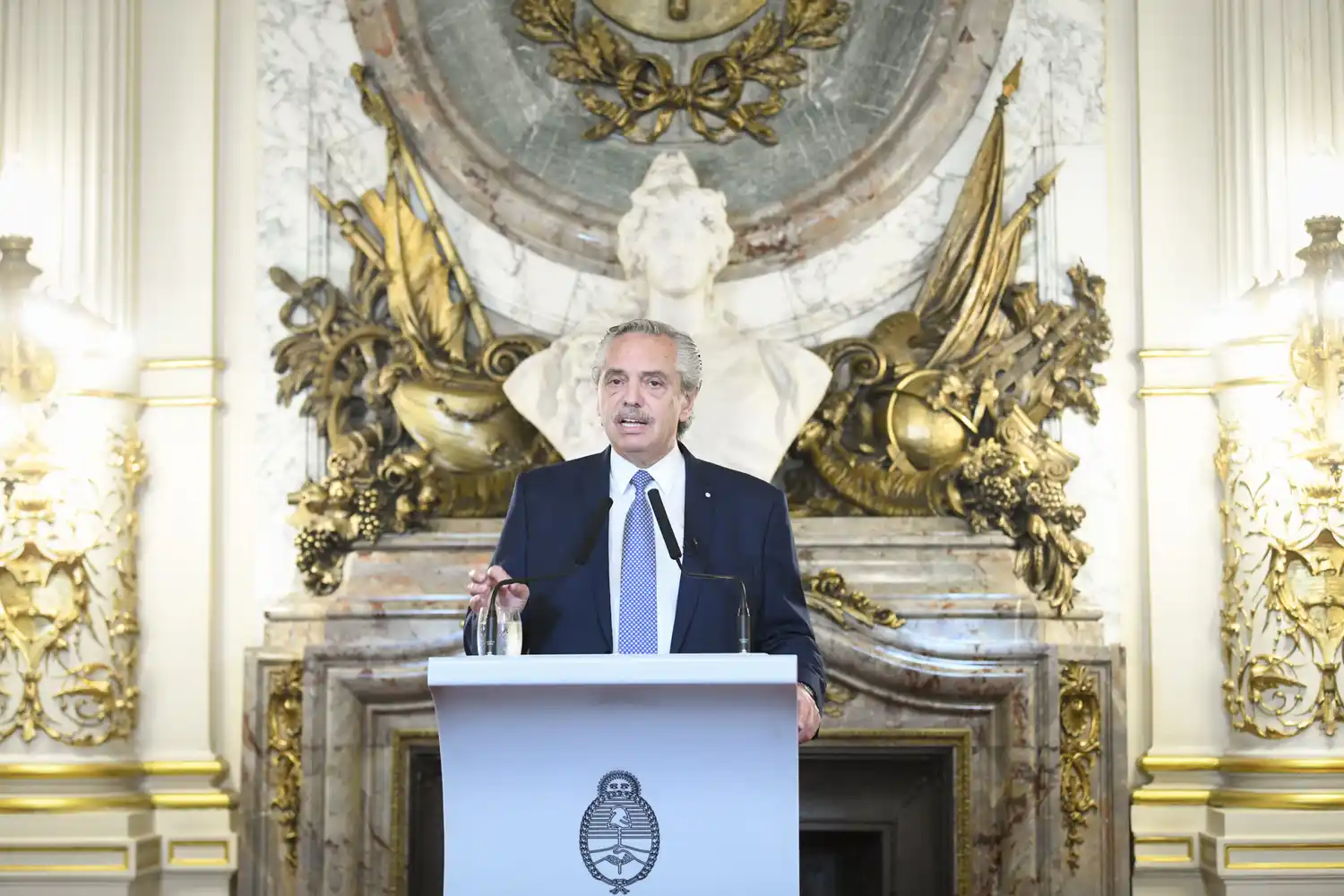 Cadena nacional: Fernández pidió que se investigue el viaje a Bariloche de jueces, funcionarios y directivos de Clarín