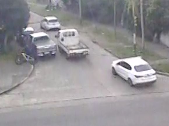 En bicicleta y a plena luz del día: intentó robar una camioneta y fue reducido por vecinos
