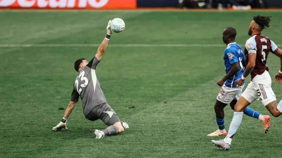 El espectacular mano a mano que tapó Dibu Martínez y su show de atajadas en el agónico triunfo del Aston Villa