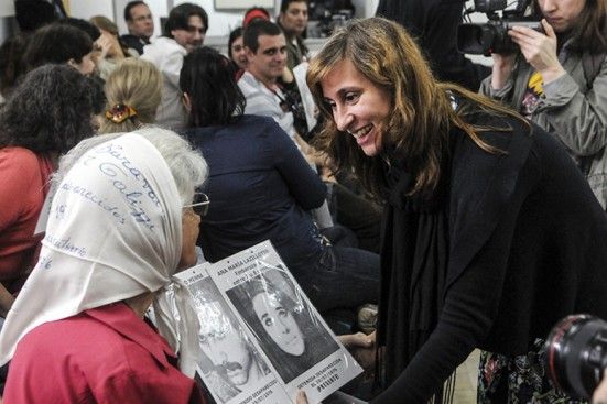 Condenan a ocho años de prisión a médica que falsificó identidad de beba apropiada 