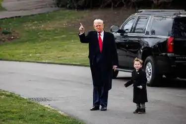 Donald Trump y pequeño X