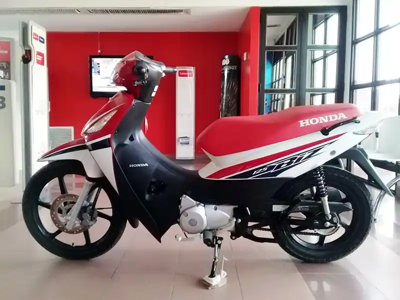 Robó una motocicleta con absoluta impunidad y huyó