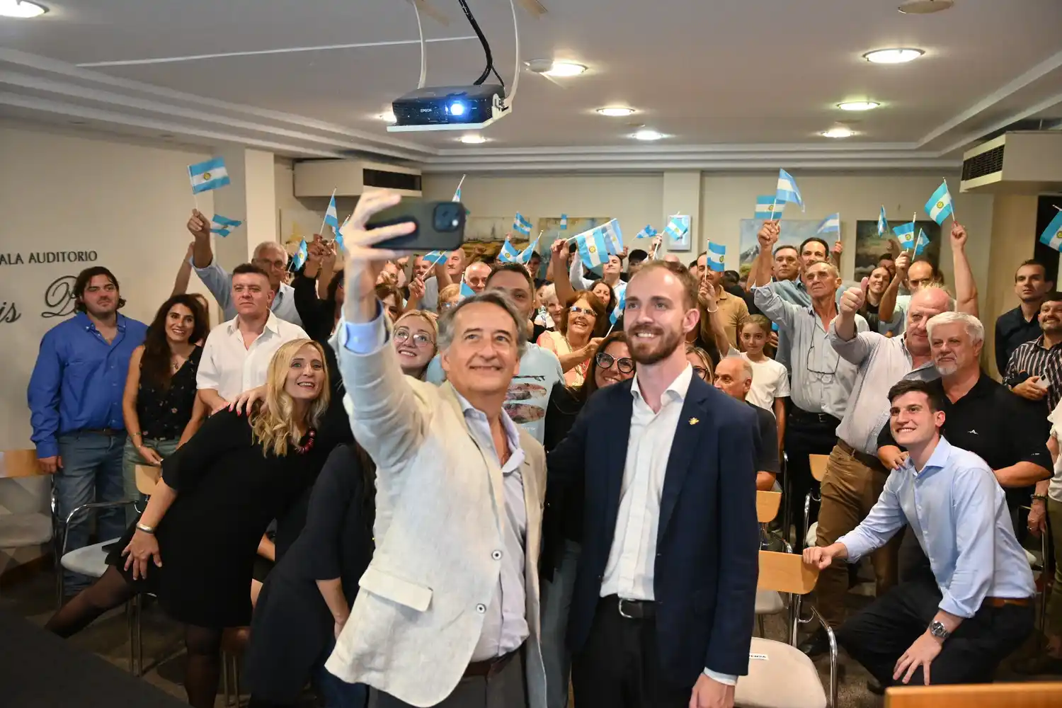 Bryan Mayer lanzó su campaña en un salón desbordado y con banderas argentinas por todas partes