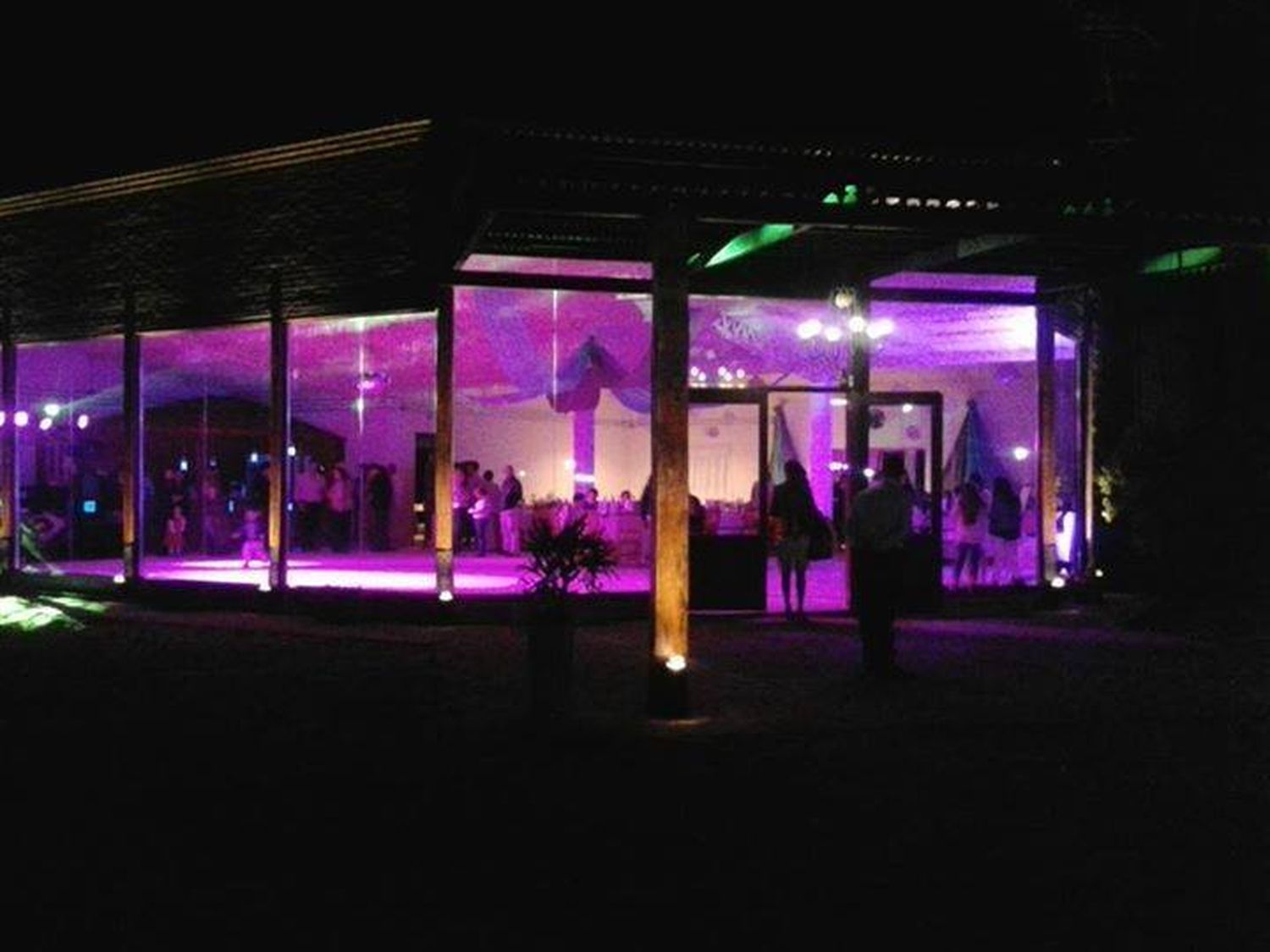 Denuncian que patovicas golpearon a un grupo de jóvenes en un baile de egresados en Santa Lucía