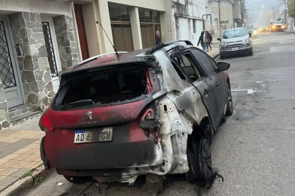 El vehículo afectado (un Peugeot 2008) sufrió daños significativos.