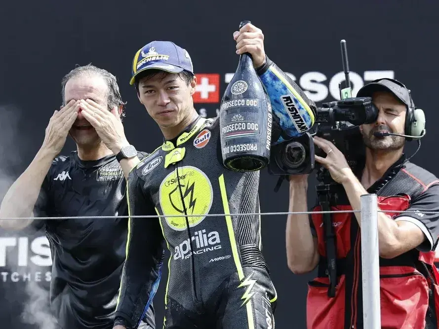 El japonés Ai Ogura celebrando en el podio de Assen. Foto: Foto: EFE