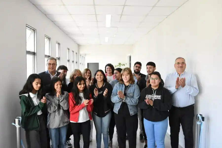 Funcionarios, directivos y alumnos en la inauguración de las aulas