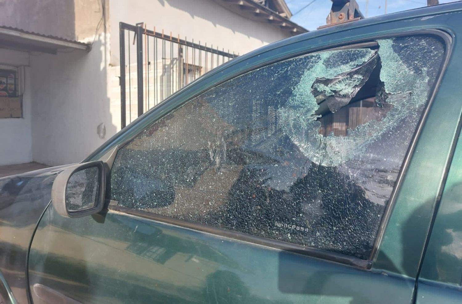 No lo indemnizó y le rompió los vidrios de la casa y el auto