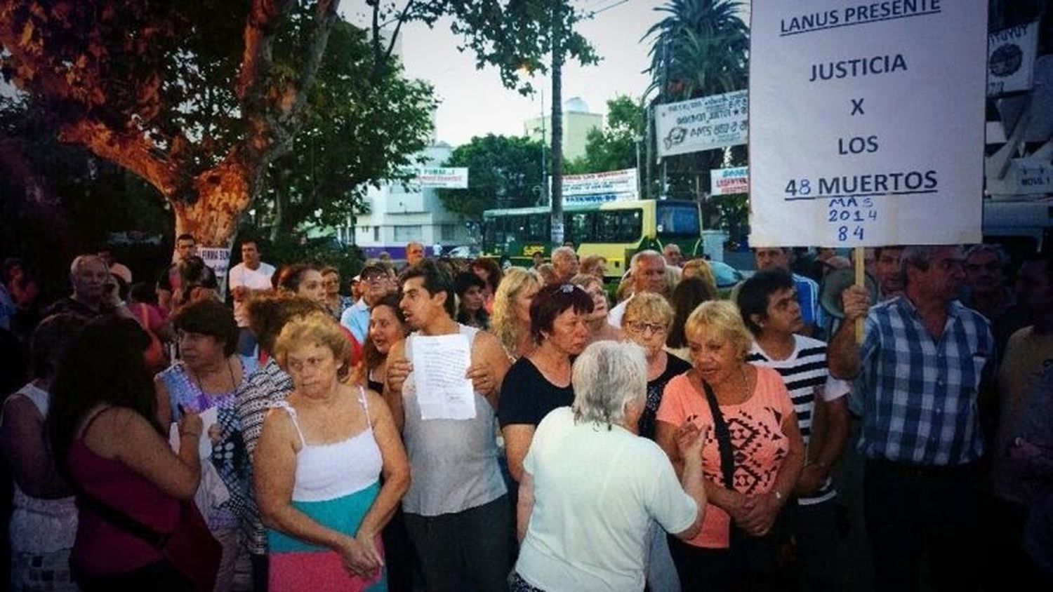 Robaron 8 casas en 1 cuadra de Lanús: Vecinos se armaron y se turnan para dormir