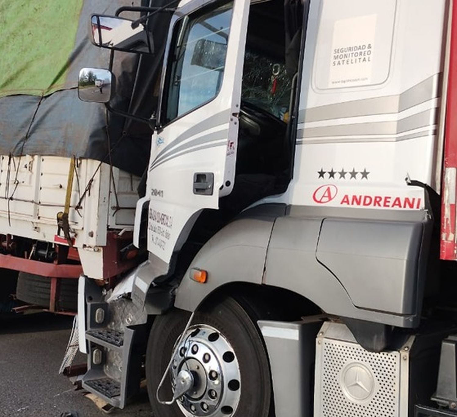 Un transportista sufrió lesiones tras un choque entre dos camiones