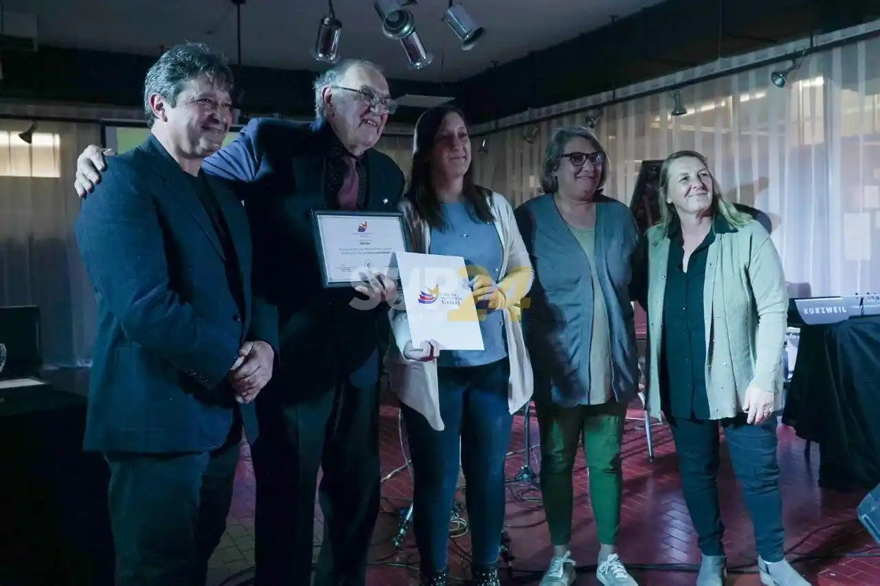 El firmatense Hugo Eldel Barbero presentó su libro “Pasión y amor”