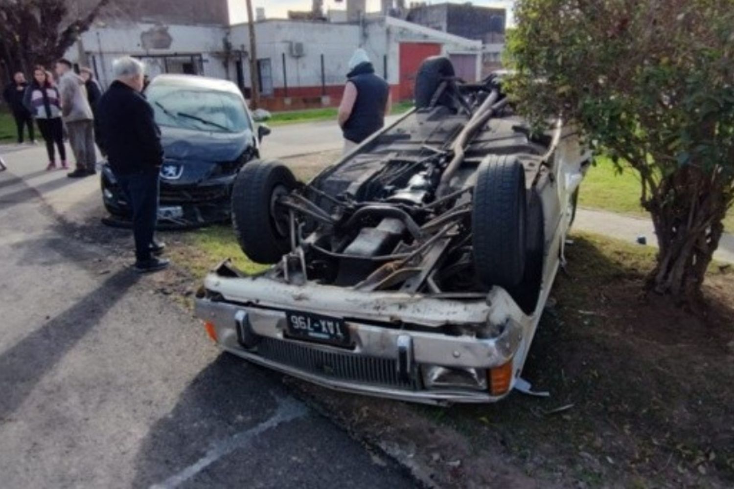 Brusco choque en barrio Las Delicias: un auto volcó y hay una persona herida