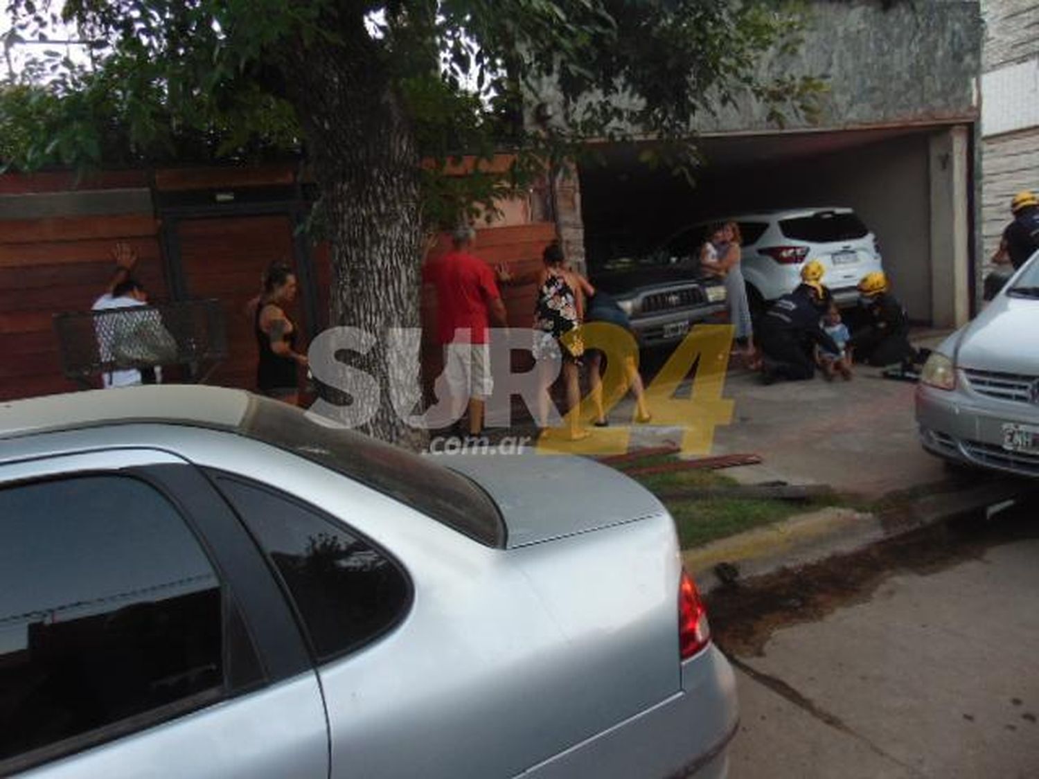 Venado Tuerto: dos jóvenes fueron aplastados por un portón que cayó a la vereda
