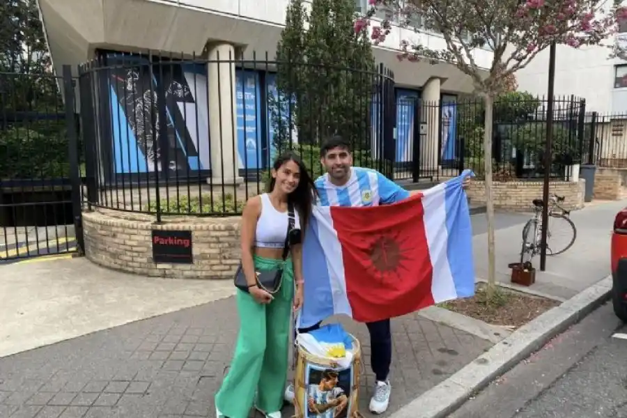 Matías Rojas entregándole el regalo a Antonela Rocuzzo