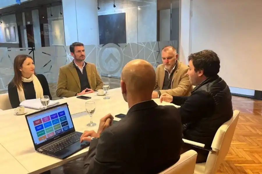 Las autoridades de San Vicente visitaron la casa de la provincia de Santa Fe en Buenos Aires