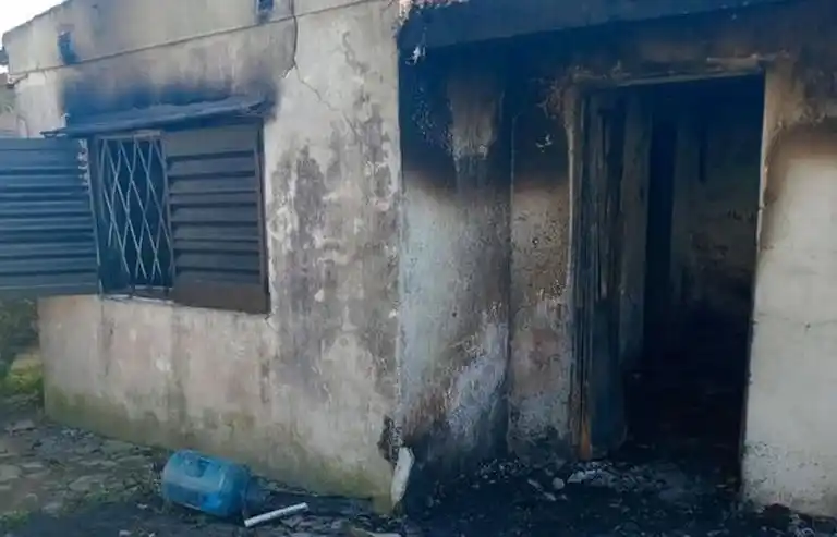 La vivienda, ubicada en Bv. Martínez y Pereda, fue consumida por completo en el incendio.