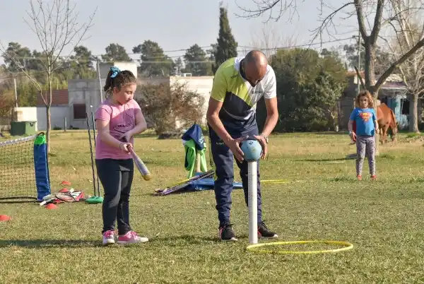 Se ponen en marcha las escuelas municipales de atletismo y softbol en Chascomús