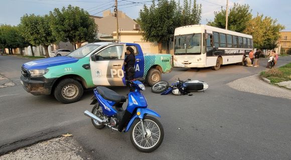 Colisionaron dos motos: un hombre presentó lesiones en una pierna