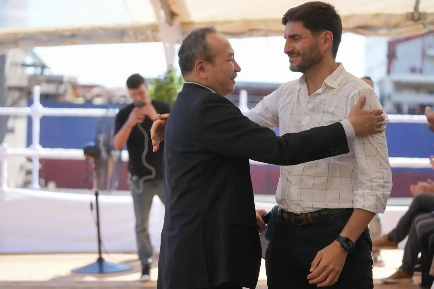 El gobernador junto al embajador chino.
