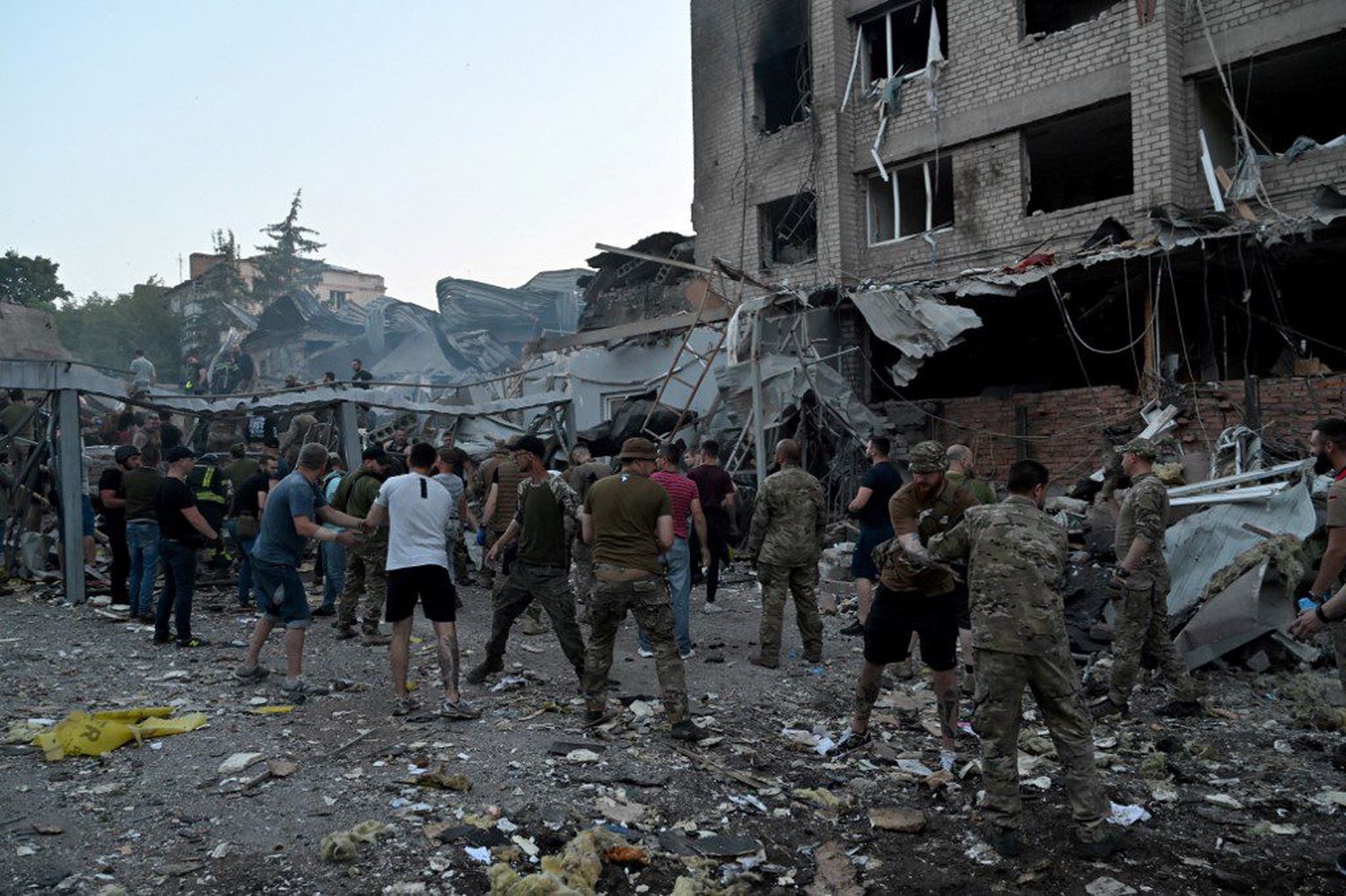¡12 CIVILES MUERTOS! RUSIA bombardea restaurante en Ucrania