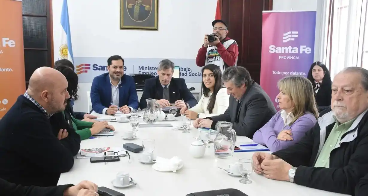 La reunión se llevó a cabo este miércoles en la sede del Ministerio de Trabajo provincial. Foto: Luis Cetraro